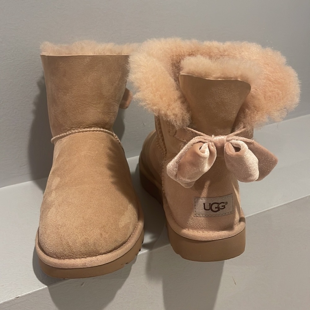 UGG MINI BAILEY BOW II, Size 10 Model # 1092972